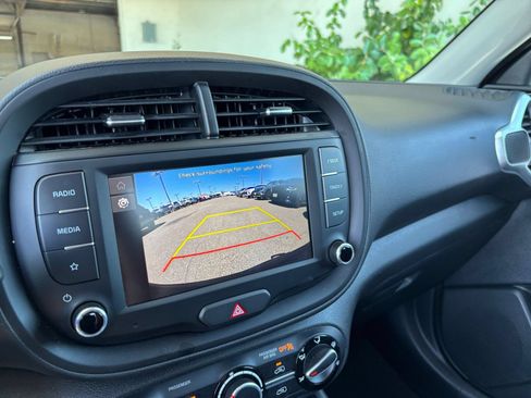 Used 2025 Kia Soul LX w/ LX Technology Package FWD image 18