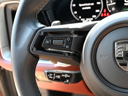 Used 2025 Porsche Cayenne Turbo AWD/4WD image 24
