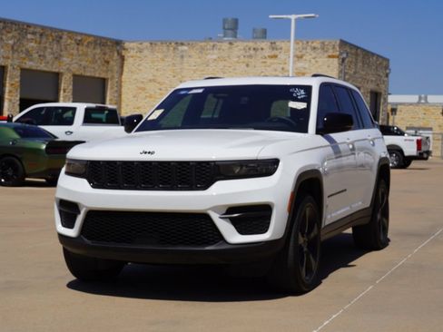 Used 2024 Jeep Grand Cherokee Altitude RWD image 3