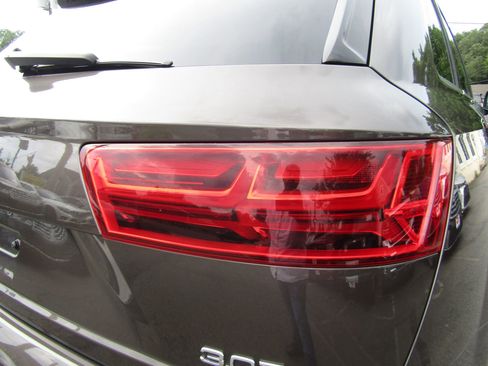 Used 2017 Audi Q7 3.0T Premium Plus w/ Premium Plus Package image 9