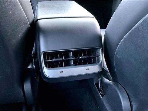 Used 2021 Tesla Model Y Long Range image 10