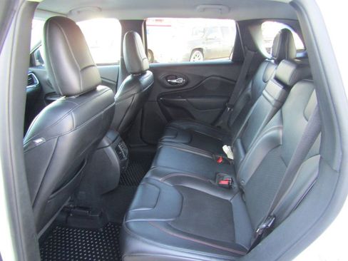 Used 2019 Jeep Cherokee Trailhawk image 29