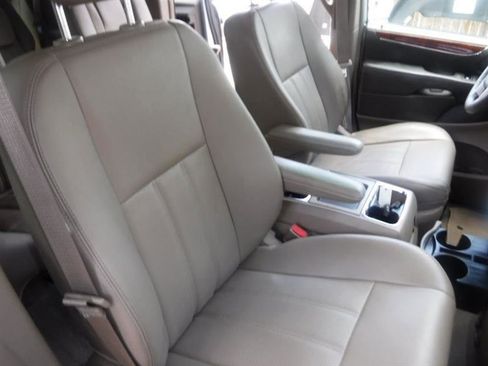 Used 2012 Chrysler Town & Country Touring-L w/ Premium Group FWD image 27
