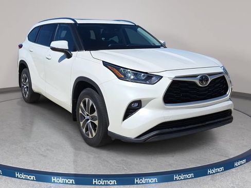 Used 2020 Toyota Highlander XLE AWD/4WD image 4