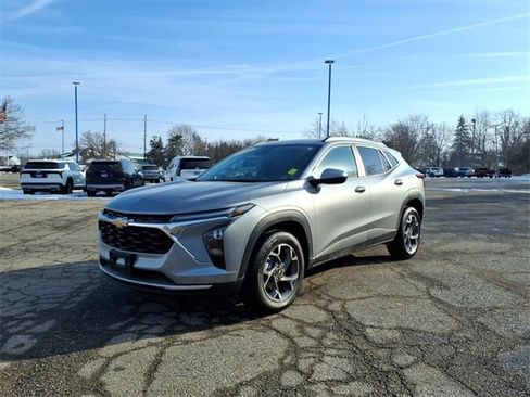 Used 2024 Chevrolet Trax LT image 3