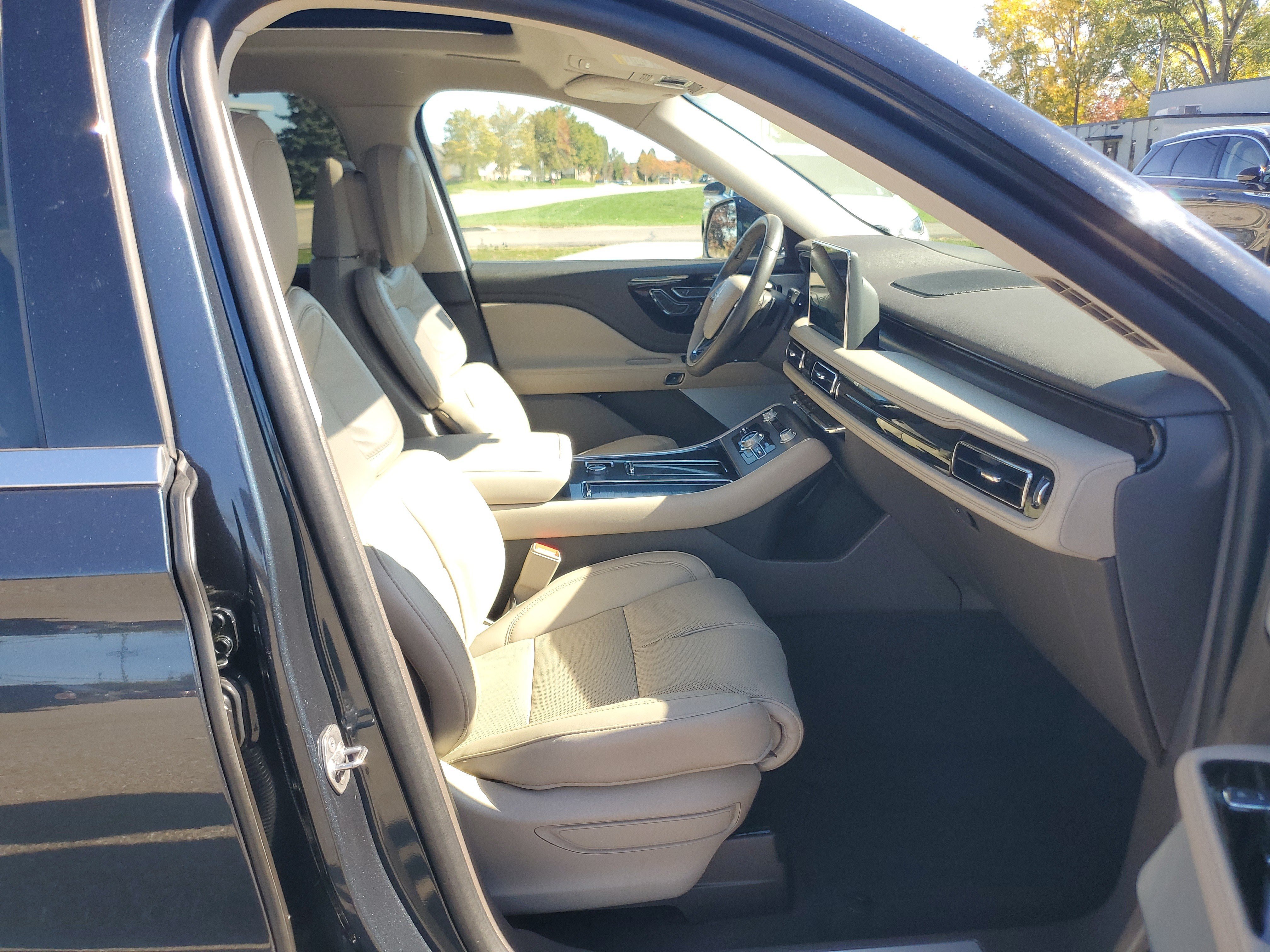 Used 2024 Lincoln Aviator Reserve w/ Equipment Group 201A AWD/4WD image 9