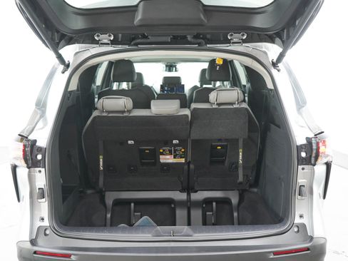 Used 2025 Toyota Sienna FWD image 17
