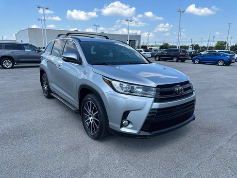 Used 2018 Toyota Highlander SE AWD/4WD image 1