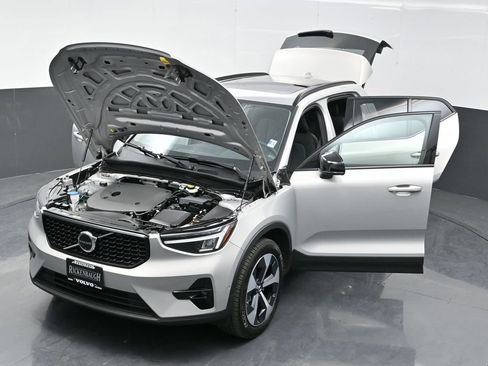 Used 2024 Volvo XC40 B5 Plus image 26