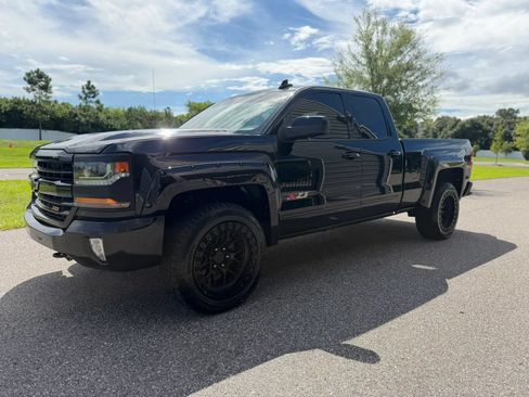 Used 2017 Chevrolet Silverado 1500 LT w/ Midnight Edition AWD/4WD image 5