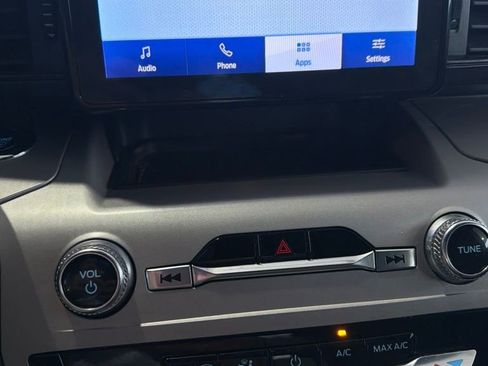 Used 2024 Ford Explorer XLT RWD image 2