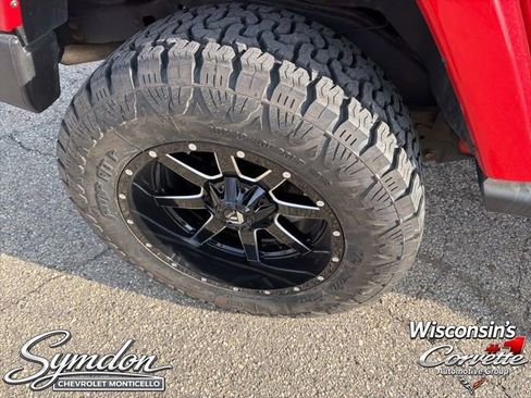 Used 2017 Jeep Wrangler Unlimited Sahara w/ Dual Top Group AWD/4WD image 25