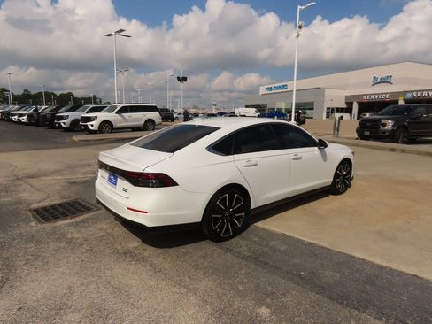 Used 2025 Honda Accord Touring image 9