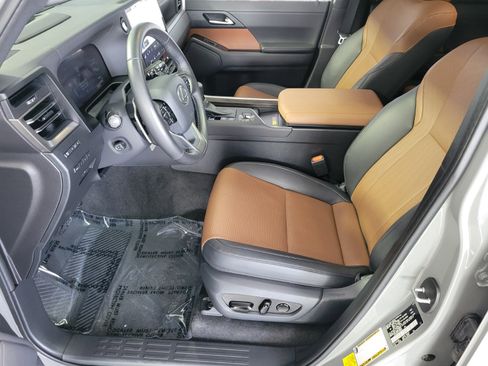 Certified 2025 Lexus GX 550 w/ Cold Area Package image 11