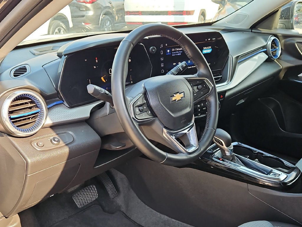 Used 2025 Chevrolet Trax LT w/ LT Convenience Package FWD image 15