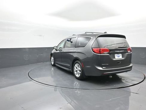 Used 2018 Chrysler Pacifica Touring-L Plus w/ Tire & Wheel Group FWD image 5