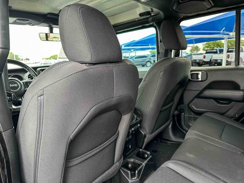 Used 2020 Jeep Gladiator Overland AWD/4WD image 17
