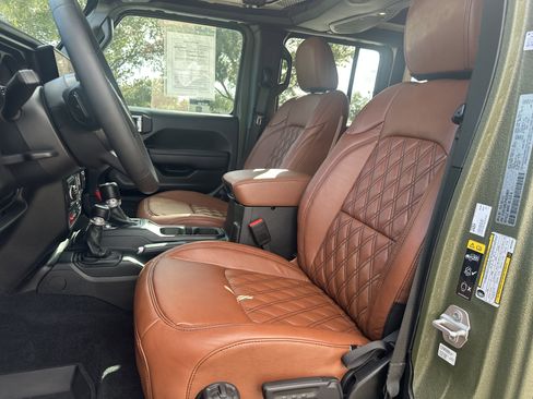 Used 2024 Jeep Wrangler Unlimited image 46