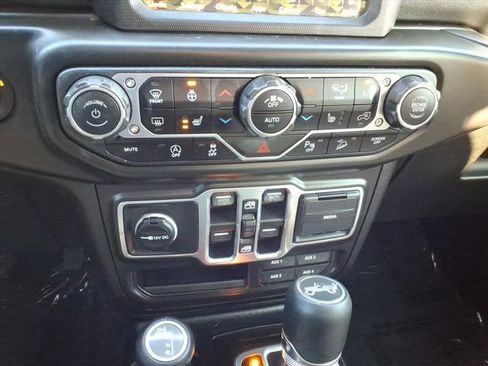 Used 2018 Jeep Wrangler Unlimited Sahara AWD/4WD image 33