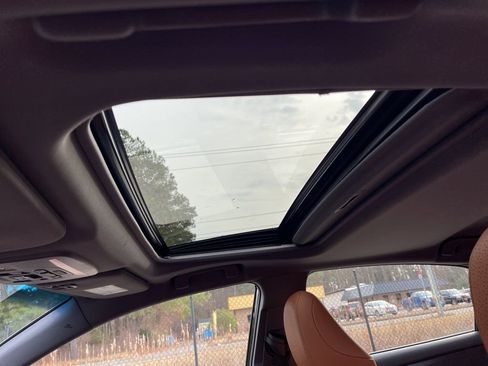 Used 2019 Toyota Avalon Limited image 21