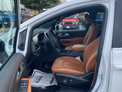 New 2026 Chrysler Pacifica Pinnacle AWD/4WD image 16