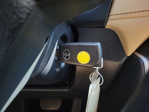 Used 2021 Toyota RAV4 LE image 27