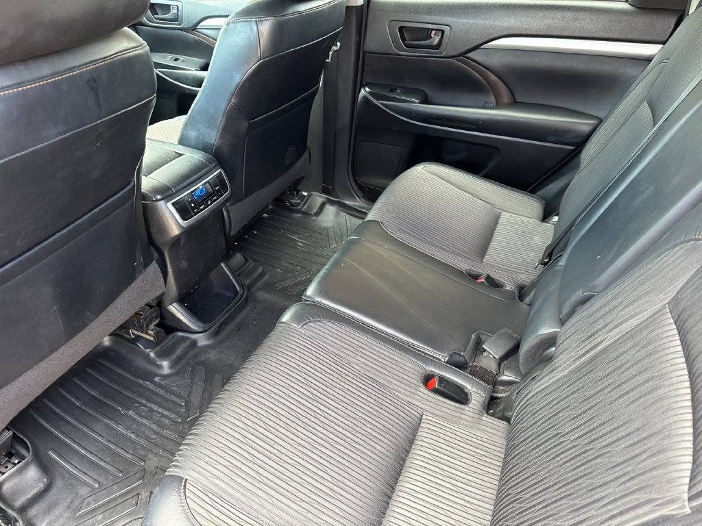 Used 2018 Toyota Highlander Plus FWD image 12
