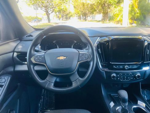 Used 2023 Chevrolet Traverse LT image 12