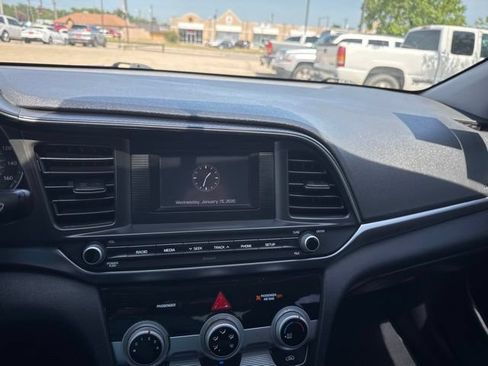 Used 2019 Hyundai Elantra SE w/ Cargo Package FWD image 4