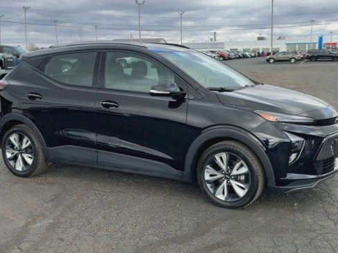 Certified 2022 Chevrolet Bolt EUV LT w/ Convenience Package image 2