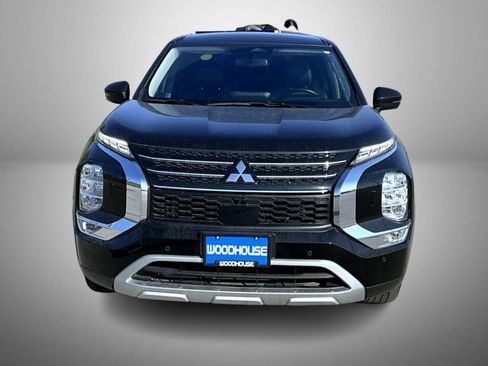 Used 2022 Mitsubishi Outlander SE image 2