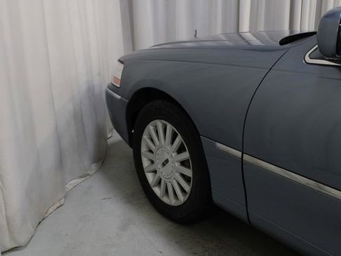Used 2003 Lincoln Town Car Signature image 25