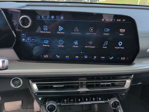 Used 2025 Chevrolet Traverse LT AWD/4WD image 17