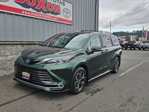 New 2025 Toyota Sienna Platinum image 2