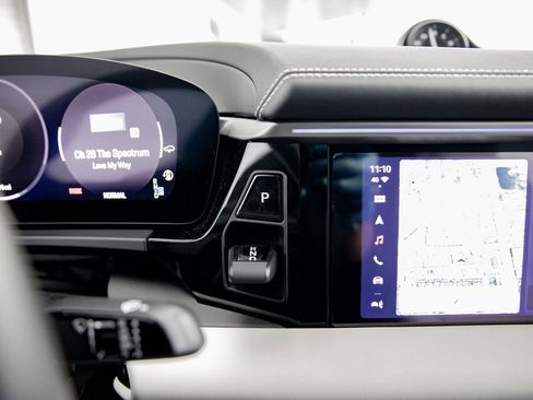 Certified 2025 Porsche Macan Electric image 17