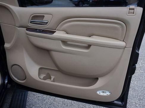 Used 2013 Cadillac Escalade Premium image 33