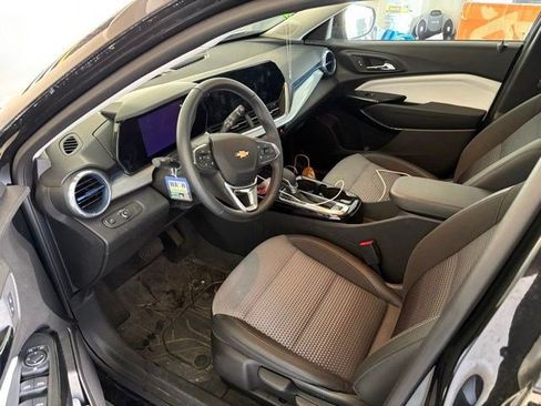 Used 2024 Chevrolet Trax LT w/ LT Convenience Package FWD image 5