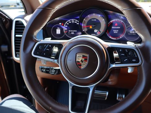 Used 2022 Porsche Cayenne AWD/4WD image 11