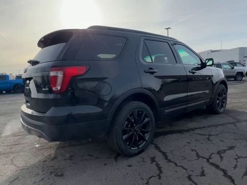 Used 2017 Ford Explorer XLT w/ Equipment Group 202A AWD/4WD image 9