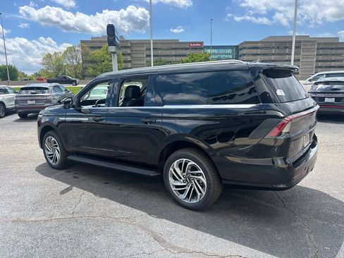 New 2026 Lincoln Navigator L Premier AWD/4WD image 5