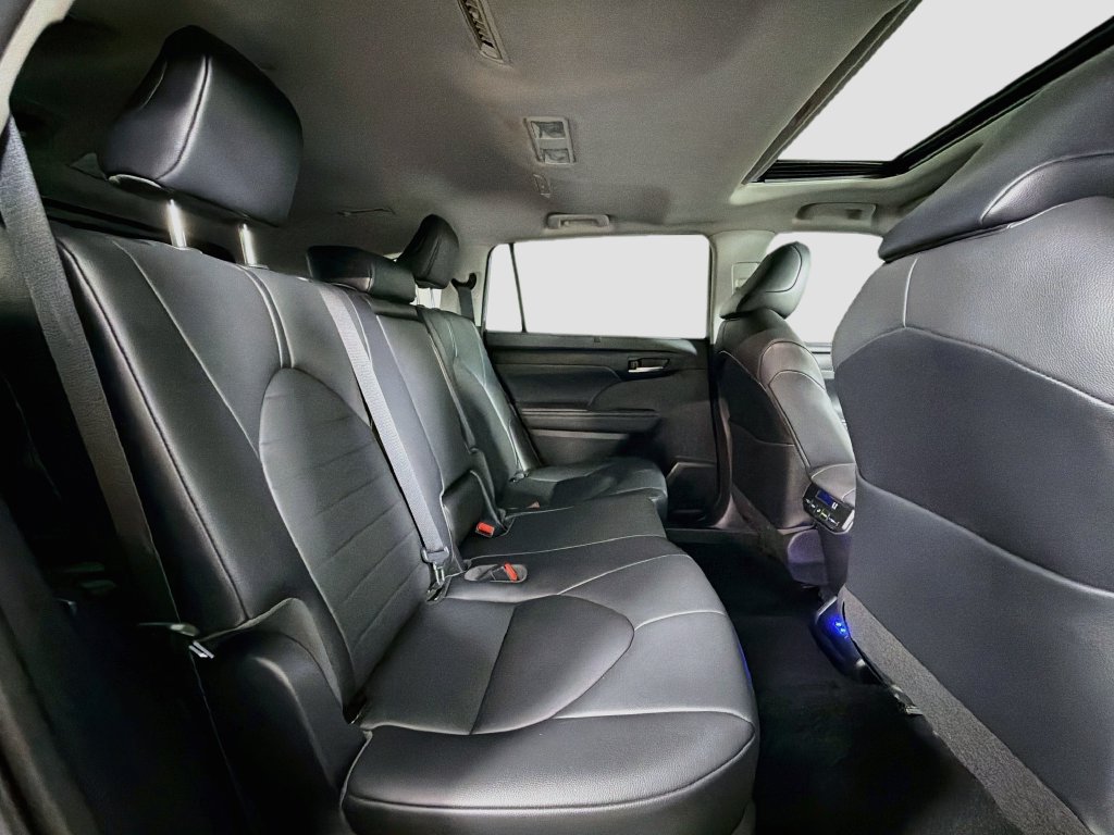 Used 2021 Toyota Highlander XLE AWD/4WD image 29