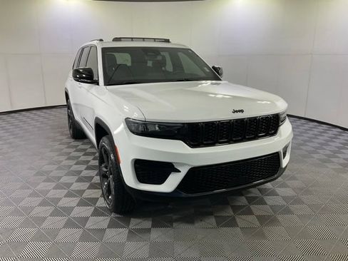 Used 2023 Jeep Grand Cherokee Altitude AWD/4WD image 3
