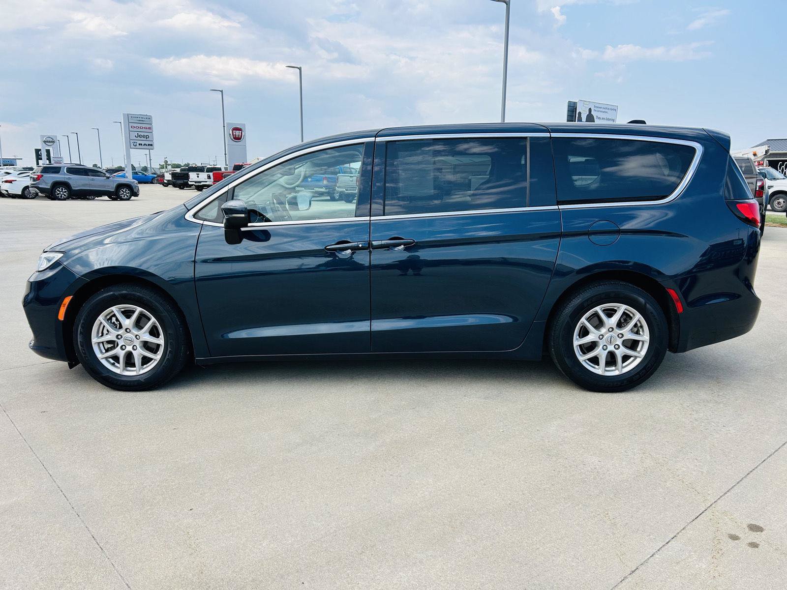 Used 2023 Chrysler Pacifica Touring-L FWD image 36