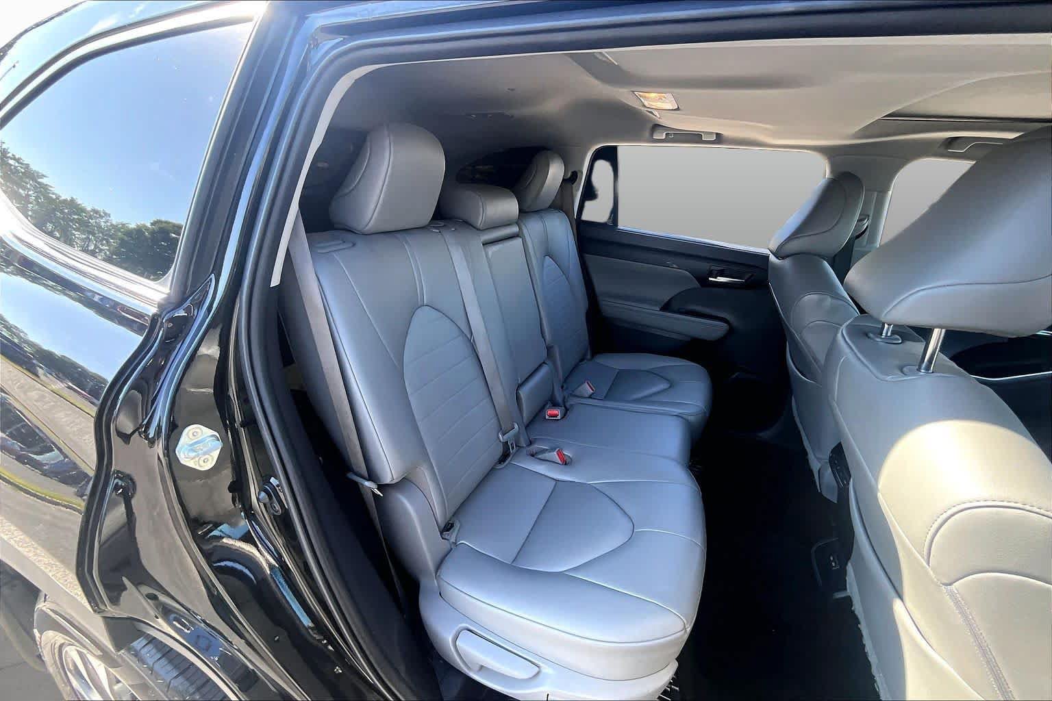 Used 2023 Toyota Highlander XLE FWD image 21