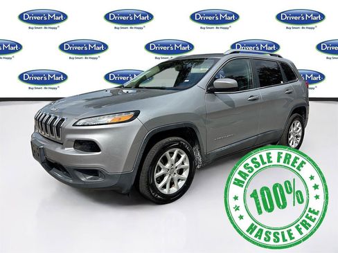 Used 2017 Jeep Cherokee Latitude w/ Cold Weather Group AWD/4WD image 3