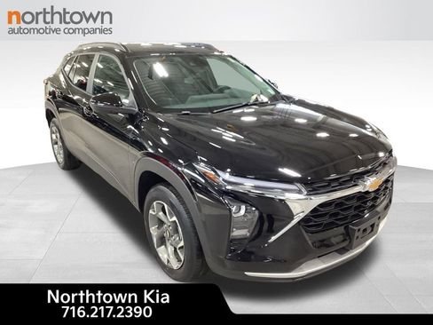 Used 2025 Chevrolet Trax LT w/ Driver Confidence Package image 1