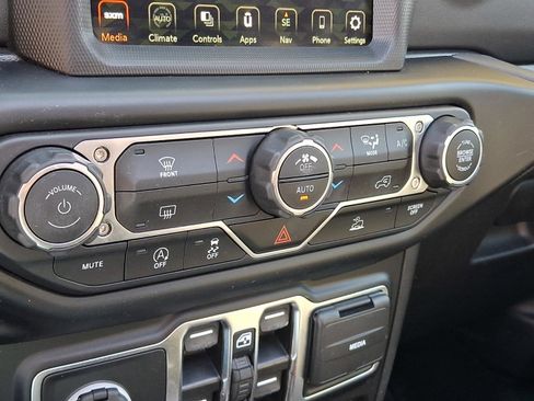 Certified 2022 Jeep Wrangler Unlimited Sahara image 17