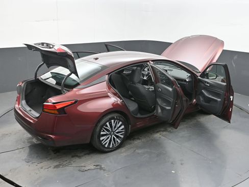 Used 2025 Nissan Altima 2.5 SV FWD image 42