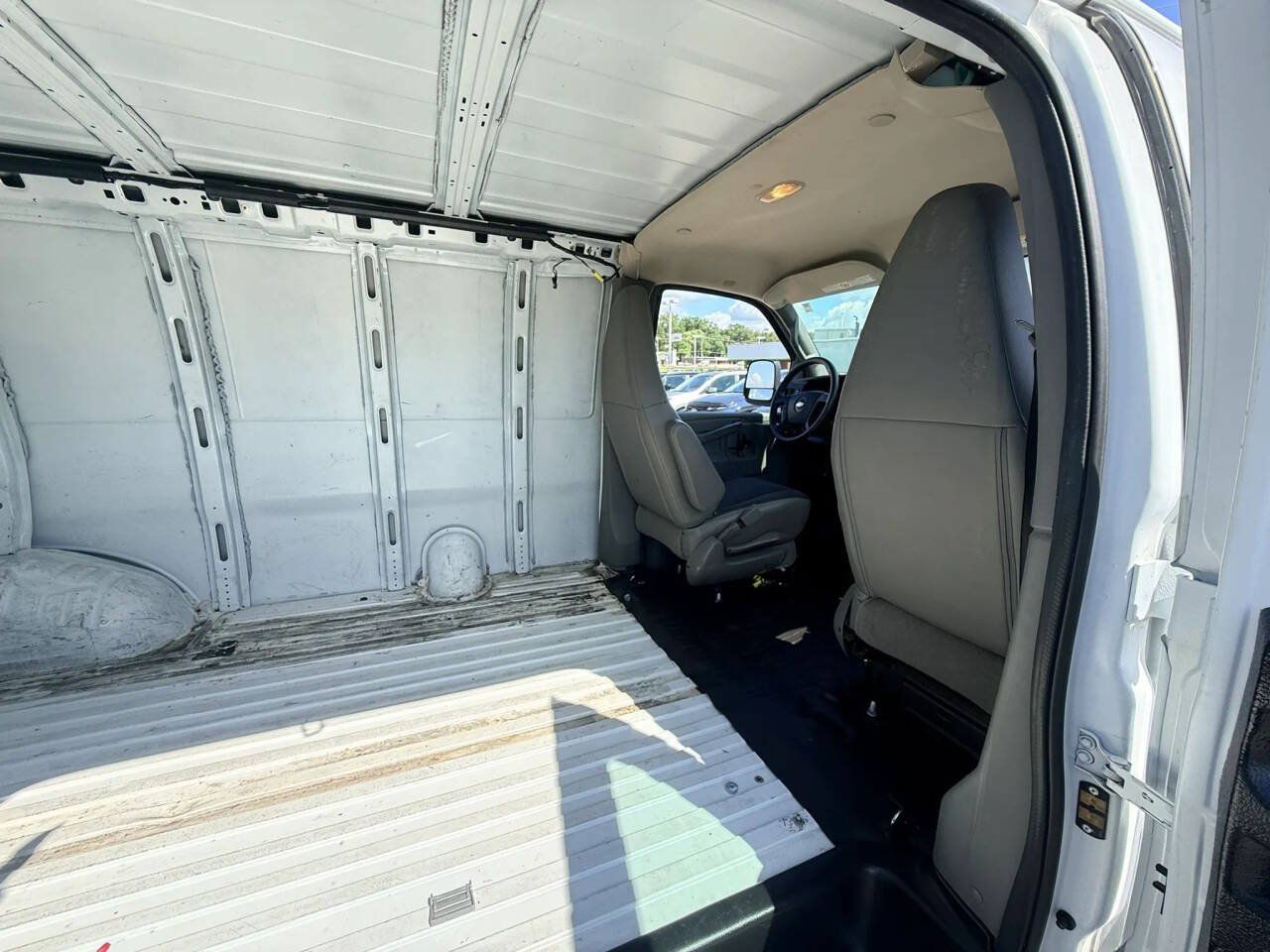 Used 2018 Chevrolet Express 2500 w/ Driver Convenience Package RWD image 16