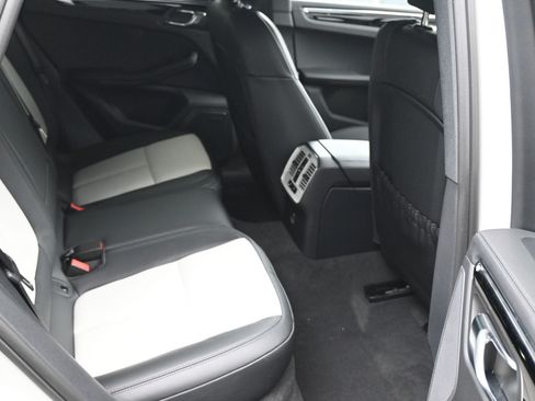 Certified 2026 Porsche Macan S AWD/4WD image 8